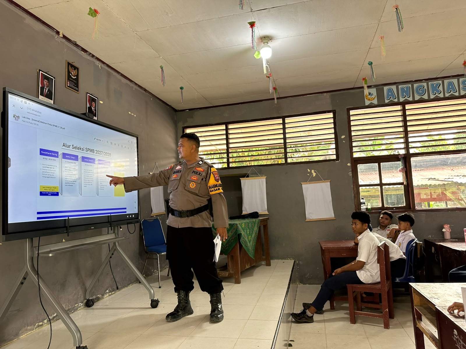 Bhabinkamtibmas Polres Dharmasraya Sosialisasikan Penerimaan SMA Kemala Taruna Bhayangkara