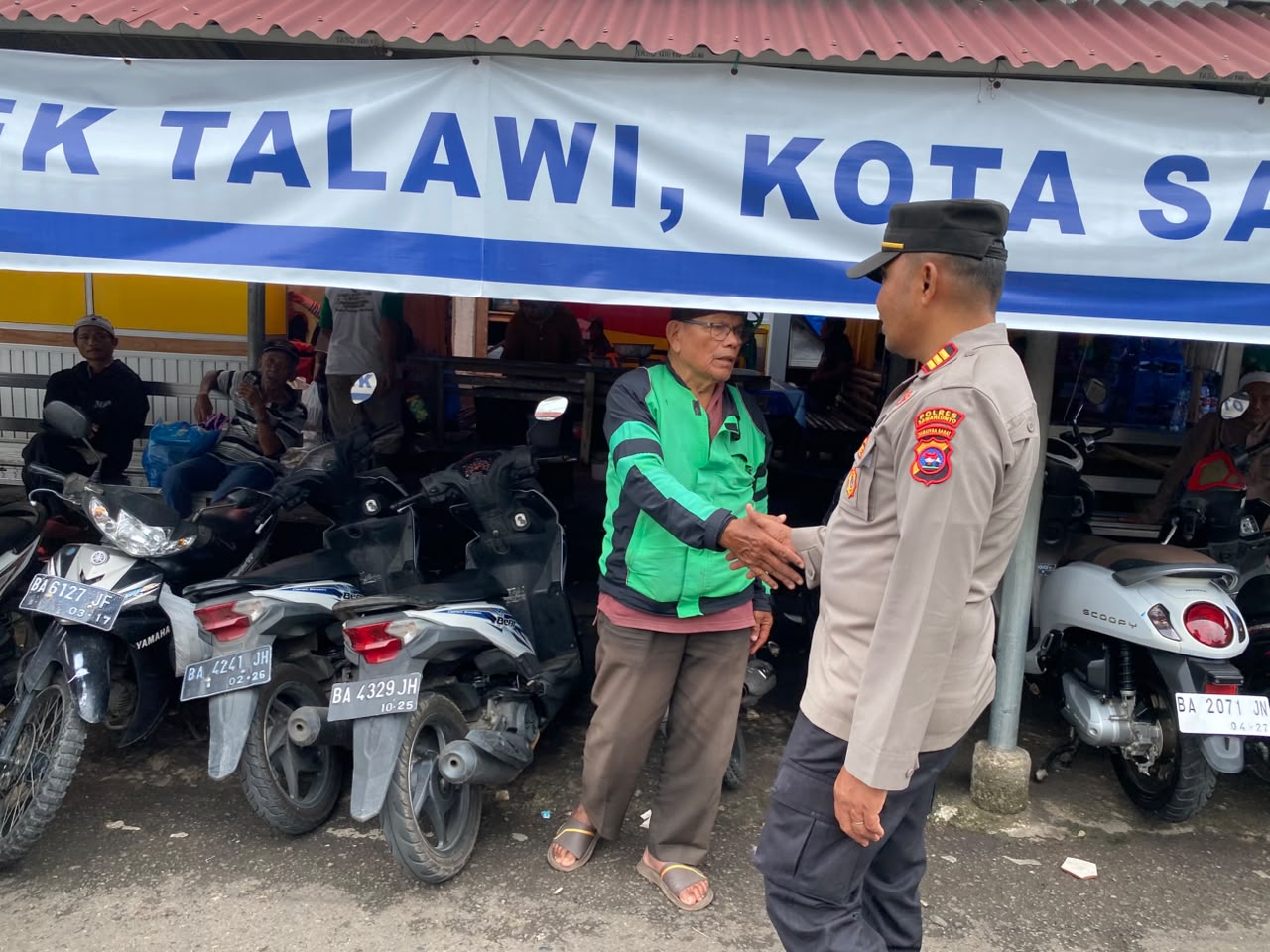 Sambangi Pedagang Pasar Talawi, Sat Binmas Polres Sawahlunto Sampaikan Imbauan Kamtibmas dan Pantau Harga Kebutuhan
