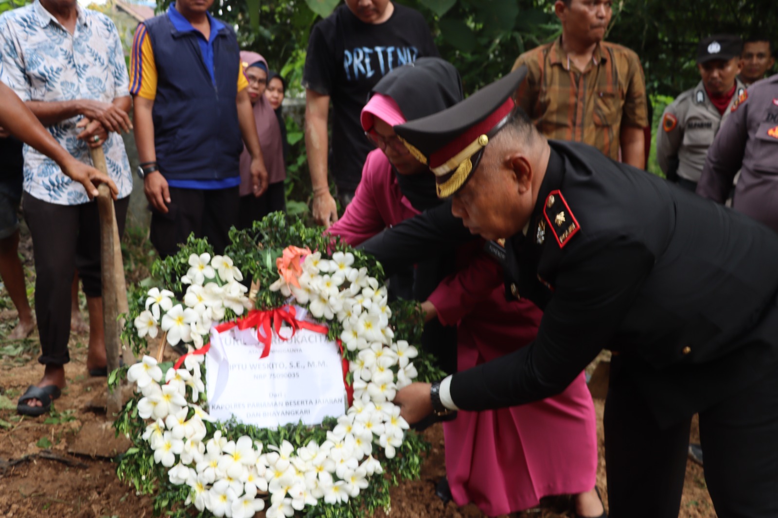 Personel Polres Pariaman Berikan Penghormatan Terakhir kepada Aiptu Weskito