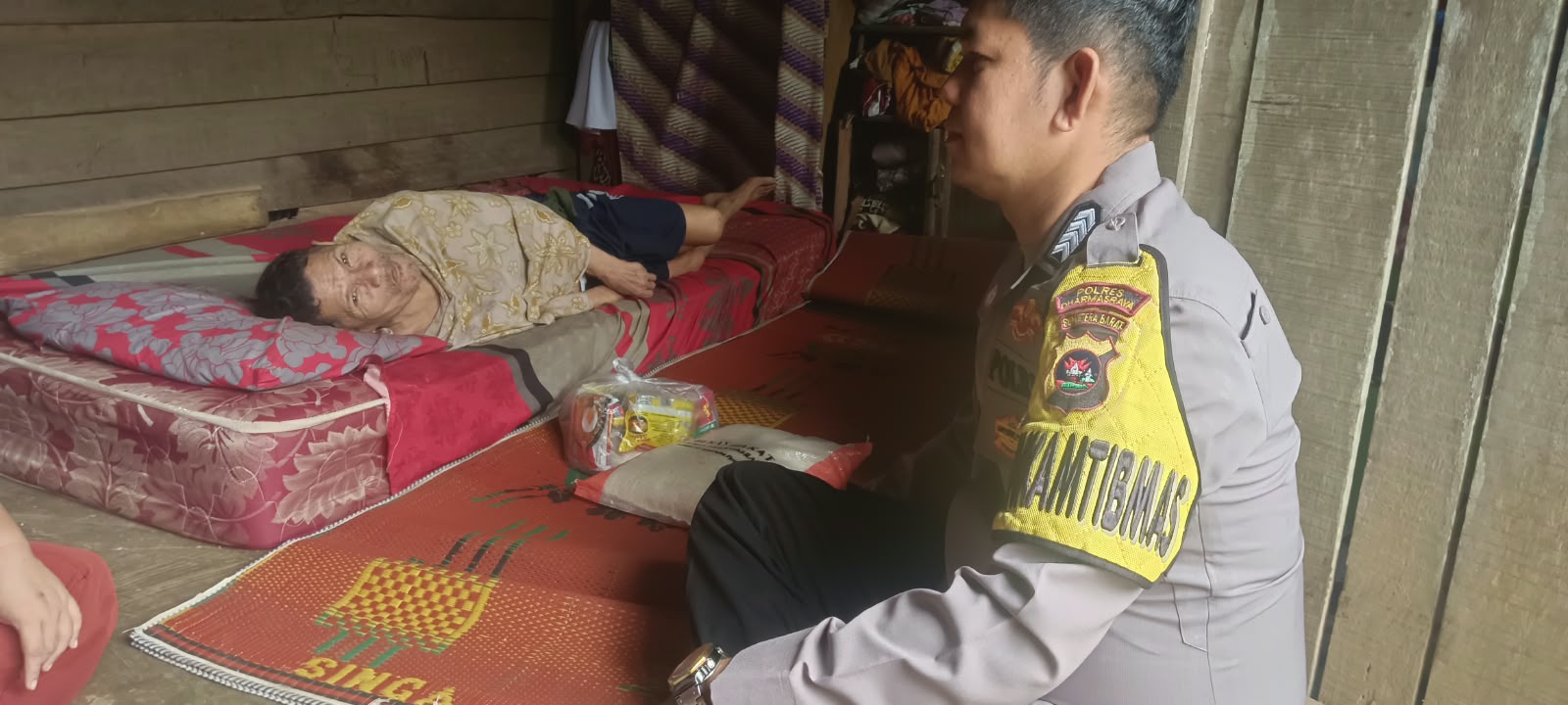 Peduli Warga, Polres Dharmasraya Salurkan Zakat Bulanan