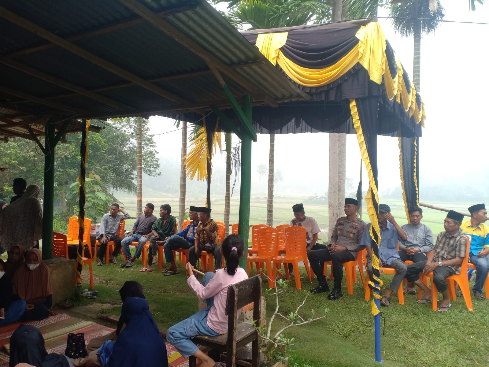 Wujud Kepedulian dan Empati Polres Sawahlunto, Kapolsek Talawi Bersama Personel Melayat ke Rumah Duka Warga