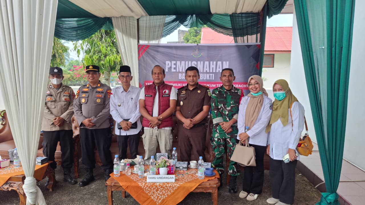Bhabinkamtibmas Polres 50 Kota Antar Warga Tersesat ke Dinas Sosial untuk Dipulangkan ke Medan
