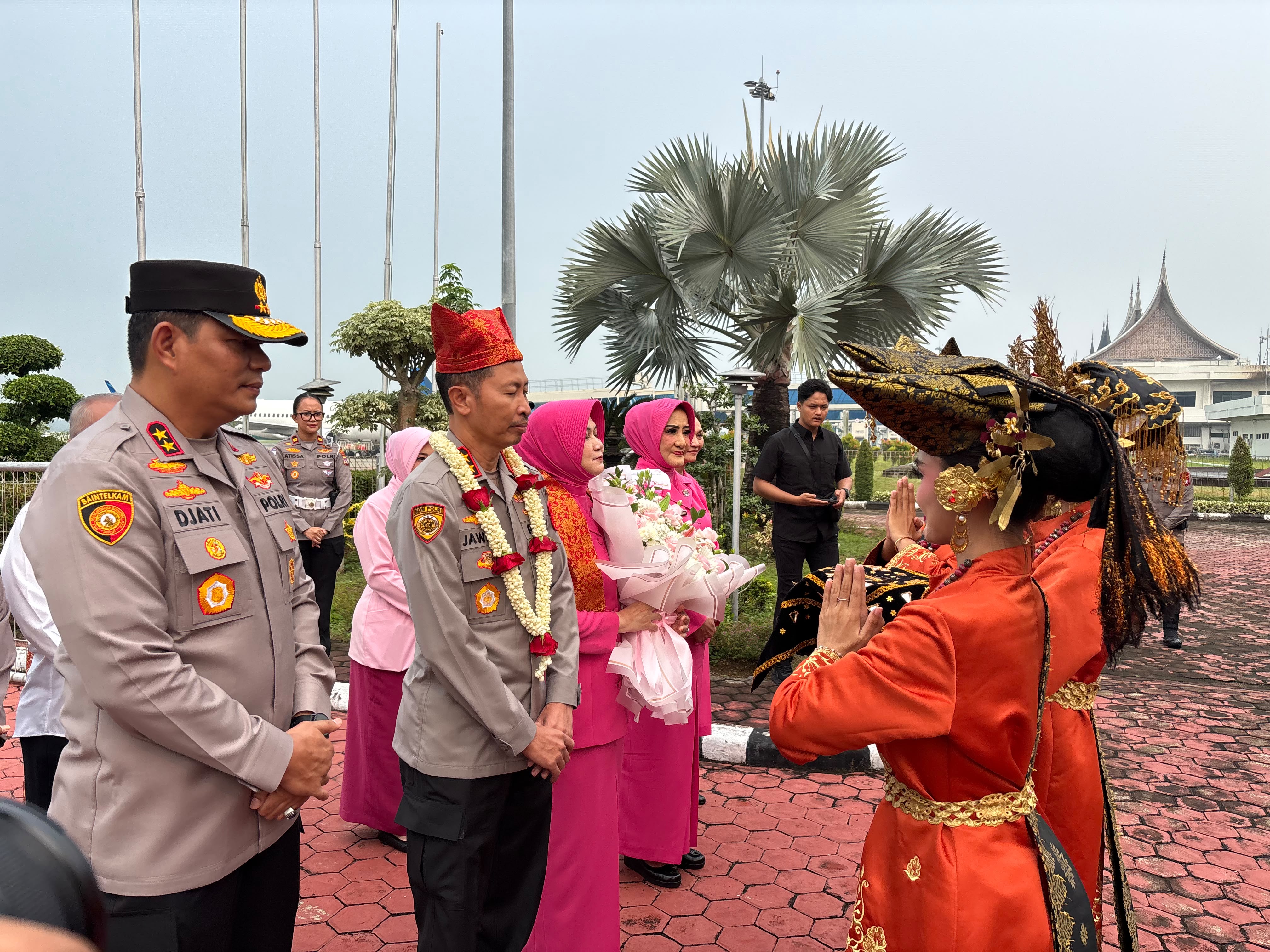 Irjen Pol Djati Wiyoto Abadhy Sambut Kapolda Sumbar Irjen Pol Jawari di BIM