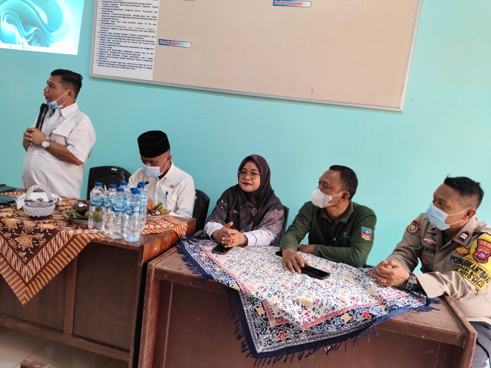 Personel Polres Dharmasraya Dampingi Puskesmas Koto Besar Laksanakan Tracing TB Gratis