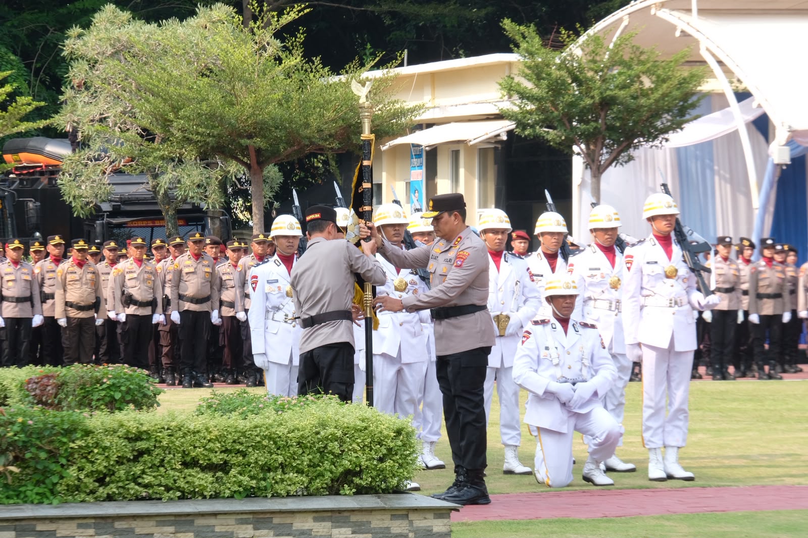 Farewell Parade Kapolda Sumbar, Irjen Pol Djati Wiyoto Abadhy Serahkan Estafet Kepemimpinan kepada Irjen Pol Jawari