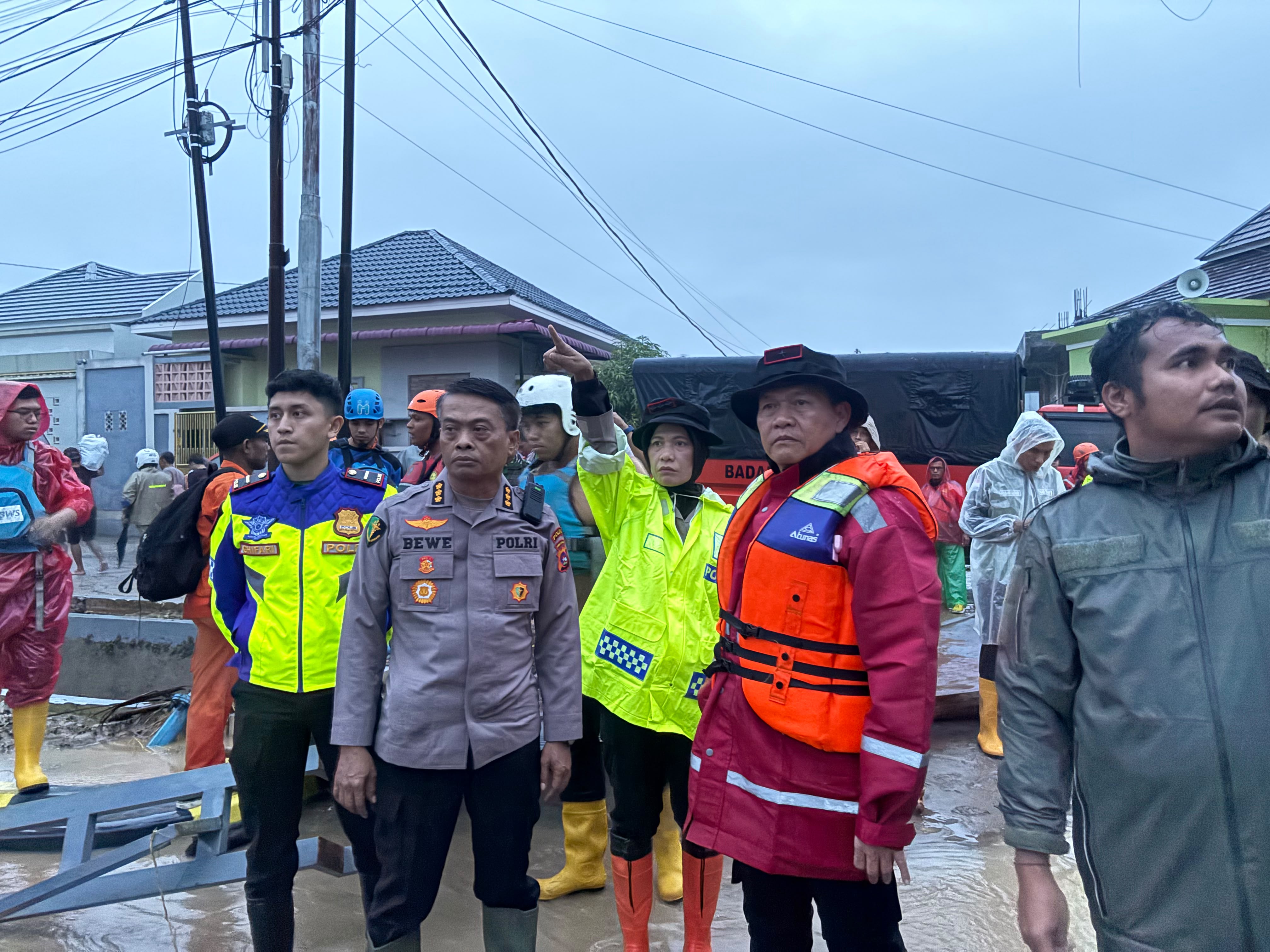 Wakapolda Sumbar Terjun Langsung Bersama Tim Gabungan Evakuasi Warga di Empat Titik Rawan Banjir Lumin Park