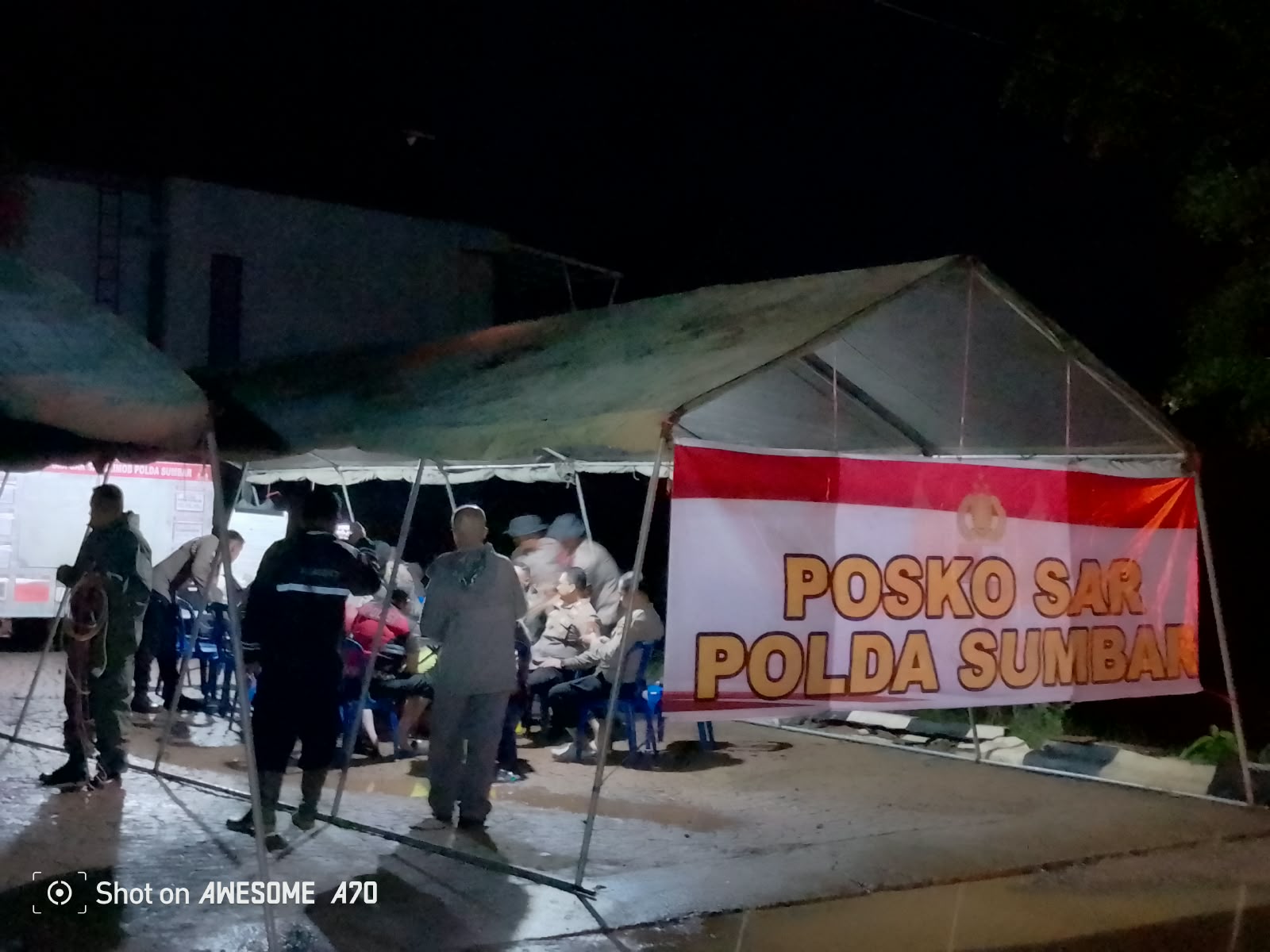 Satbrimob Polda Sumbar Siagakan Posko Kesehatan dan SAR untuk Mendukung Penanganan Darurat Banjir Lumin Park