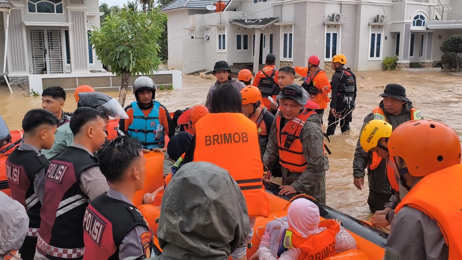 Terjunkan 500 Personel SAR, Satbrimob Polda Sumbar Evakuasi Warga Terdampak Banjir di Padang