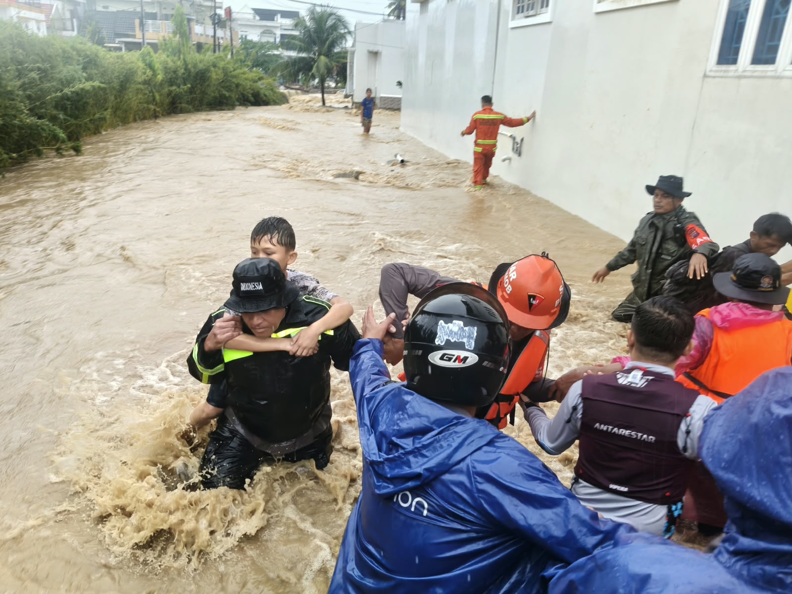 Polresta Padang Bergerak Cepat Evakuasi Warga Terdampak Banjir di Sejumlah Wilayah