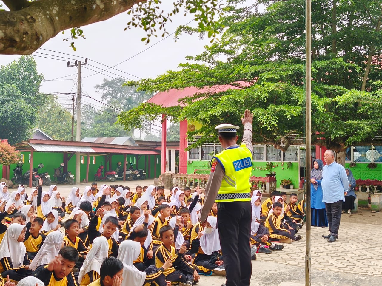 Polisi Peduli Pendidikan, Satlantas Polres Dharmasraya Edukasi Pelajar&nbsp; Lalu Lintas dan Perundungan