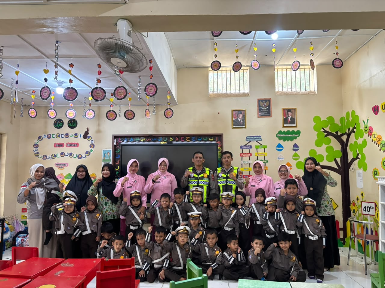 Tanamkan Kesadaran Tertib Berlalu Lintas Sejak Dini, Sat Lantas Polres Sawahlunto Gelar Program Polisi Sahabat Anak Di Tk Kemala Bhayangkari 17