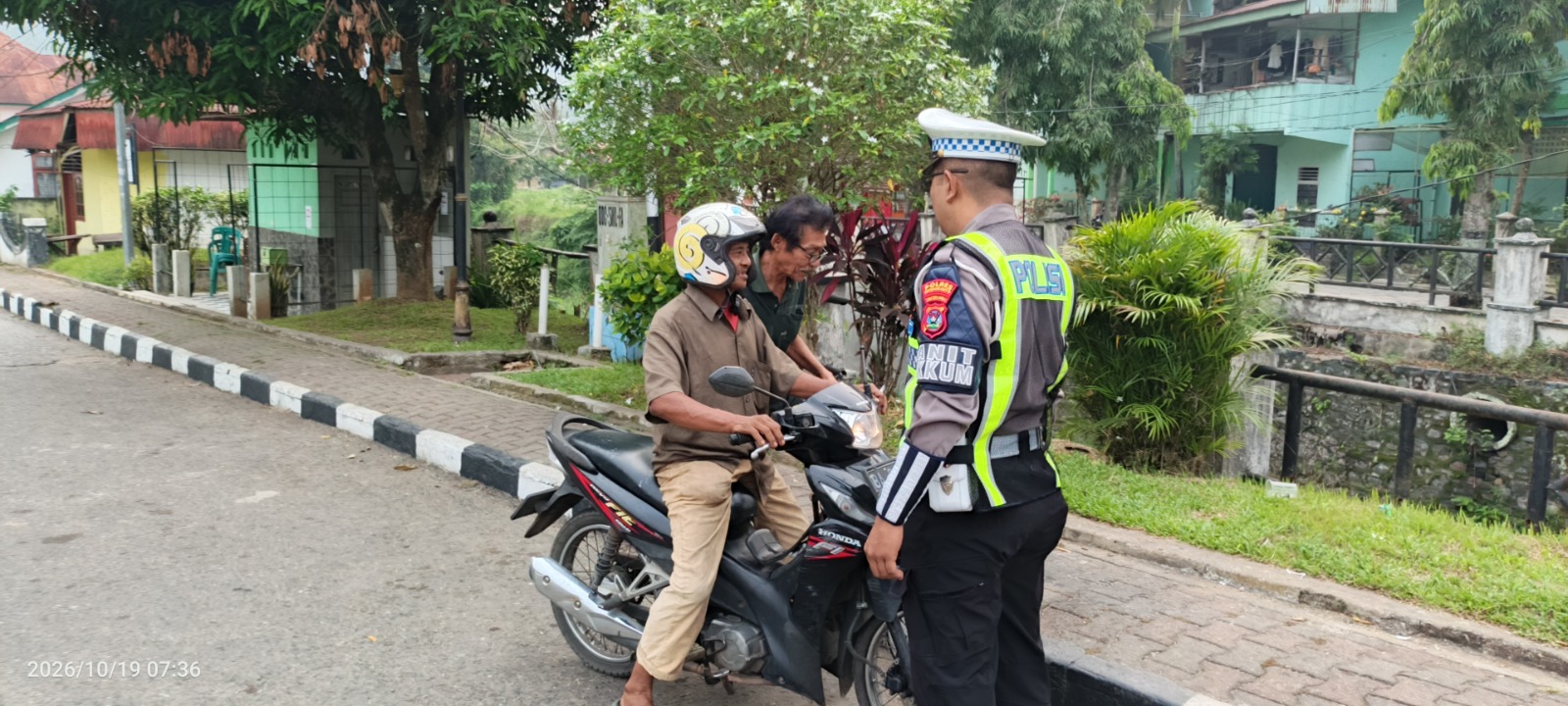 Kedepankan Pendekatan Humanis, Sat Lantas Polres Sawahlunto Tegur Pengendara Dan Penumpang Yang Tidak Gunakan Helm