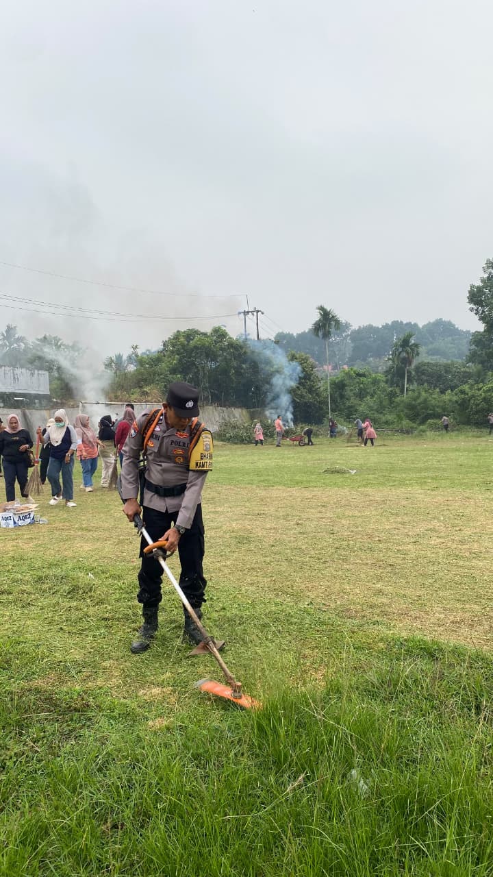 Wujudkan Kepedulian Dan Sinergi Bersama Masyarakat, Polsek Barangin Melaksanakan Gotong Royong Jelang MTQ Tingkat Kota Sawahlunto