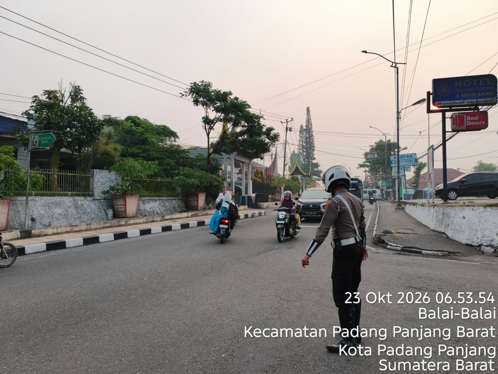 Polantas Hadir Sejak Pagi, Satlantas Polres Padang Panjang Lancarkan Arus Lalu Lintas dan Bantu Pelajar Menyeberang
