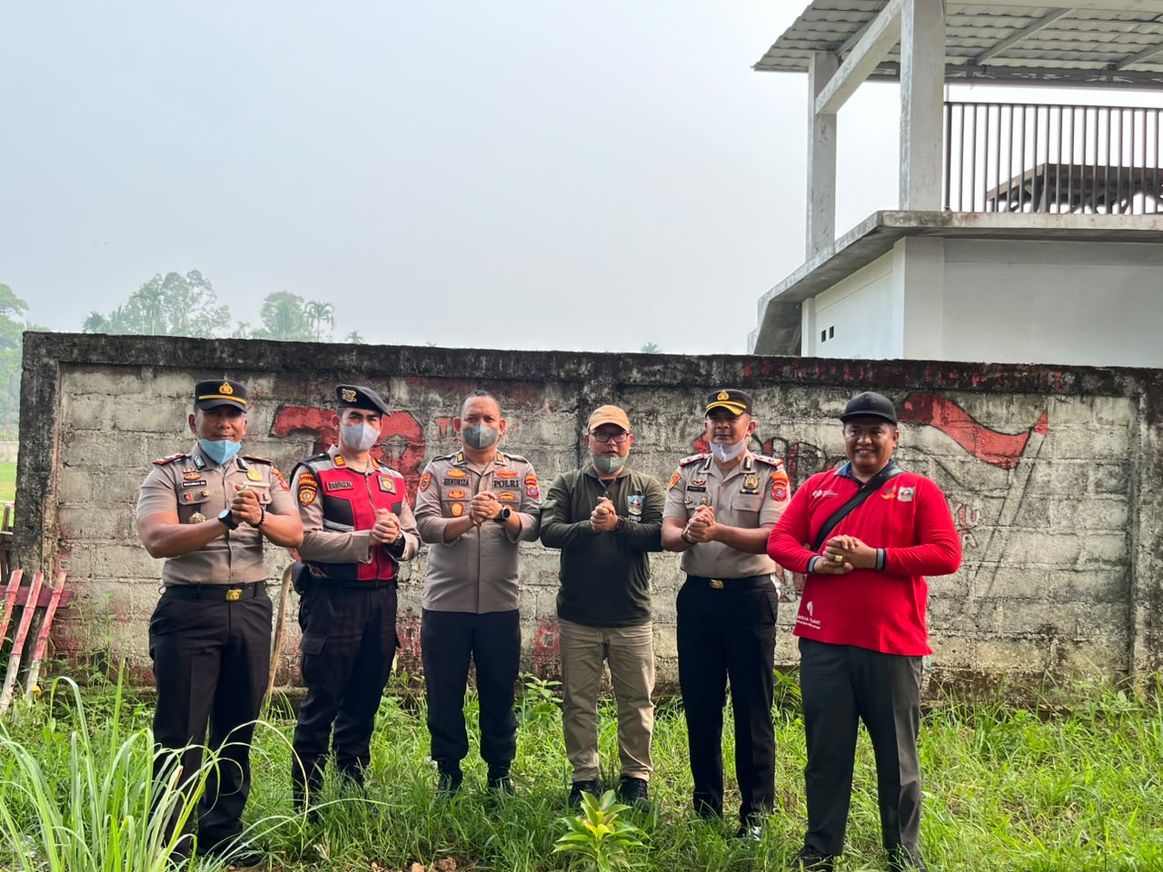 Polres Dharmasraya Bersama Warga Sungai Dareh Laksanakan Green Policing