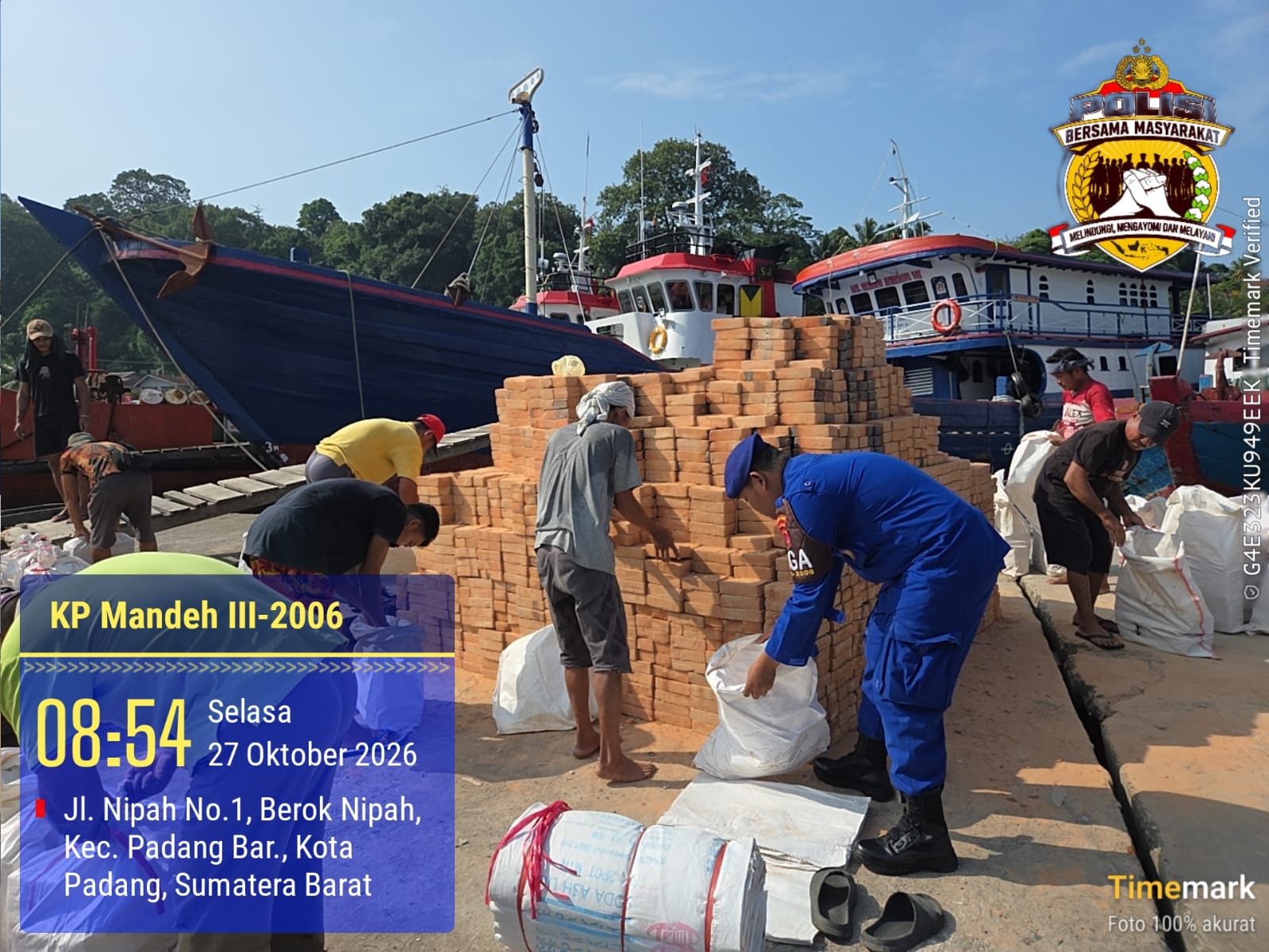 Ditpolairud Polda Sumbar melalui Polisi Penolong KP Mandeh III-2006 Bantu Kru Kapal Nelayan Bongkar Muat di Perairan Muara Padang