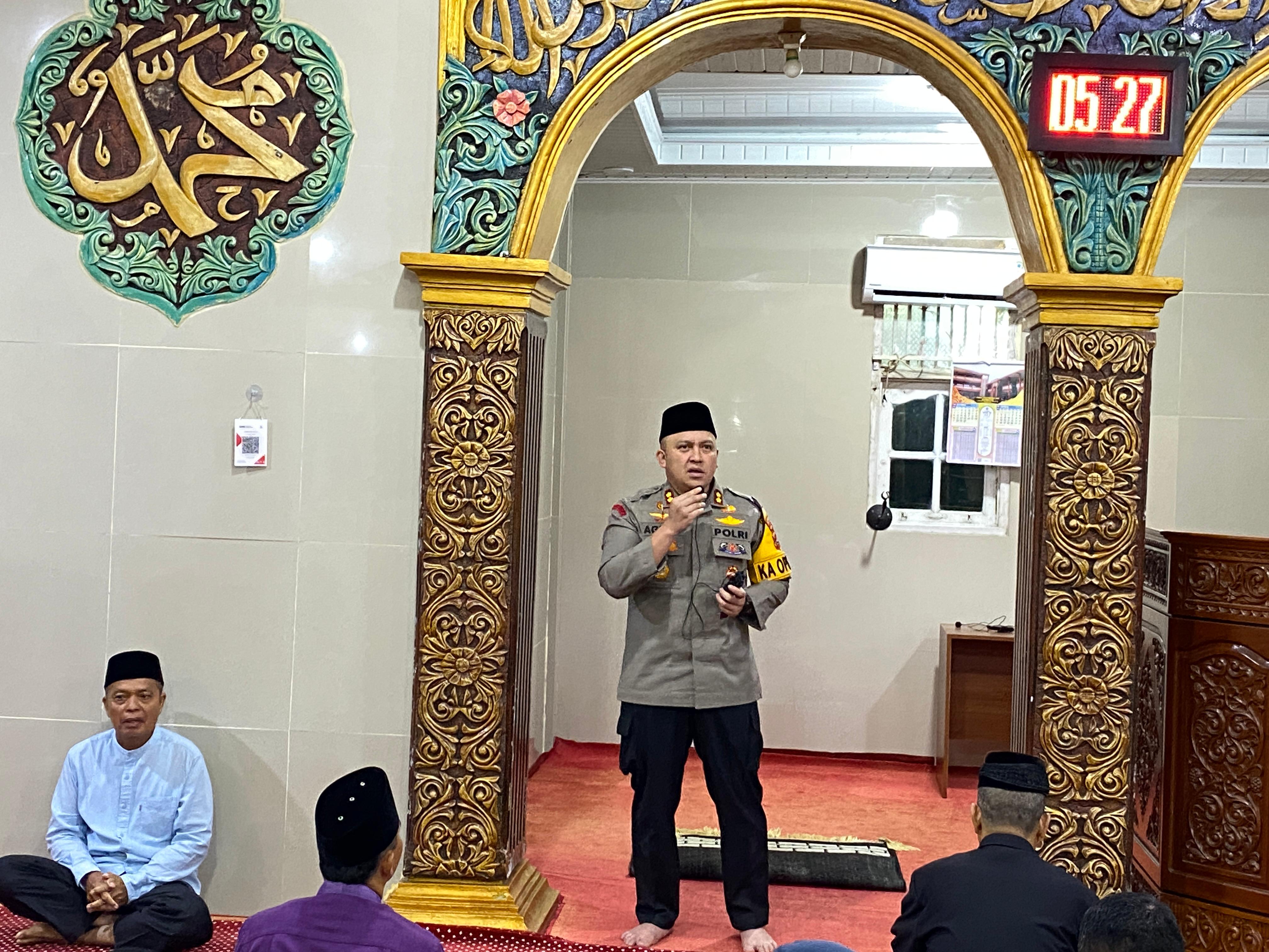 Kapolres Pariaman Ajak Masyarakat Jemput Keberkahan Lewat Shalat Subuh dan Mensyukuri Nikmat dalam Kehidupan Sehari-hari