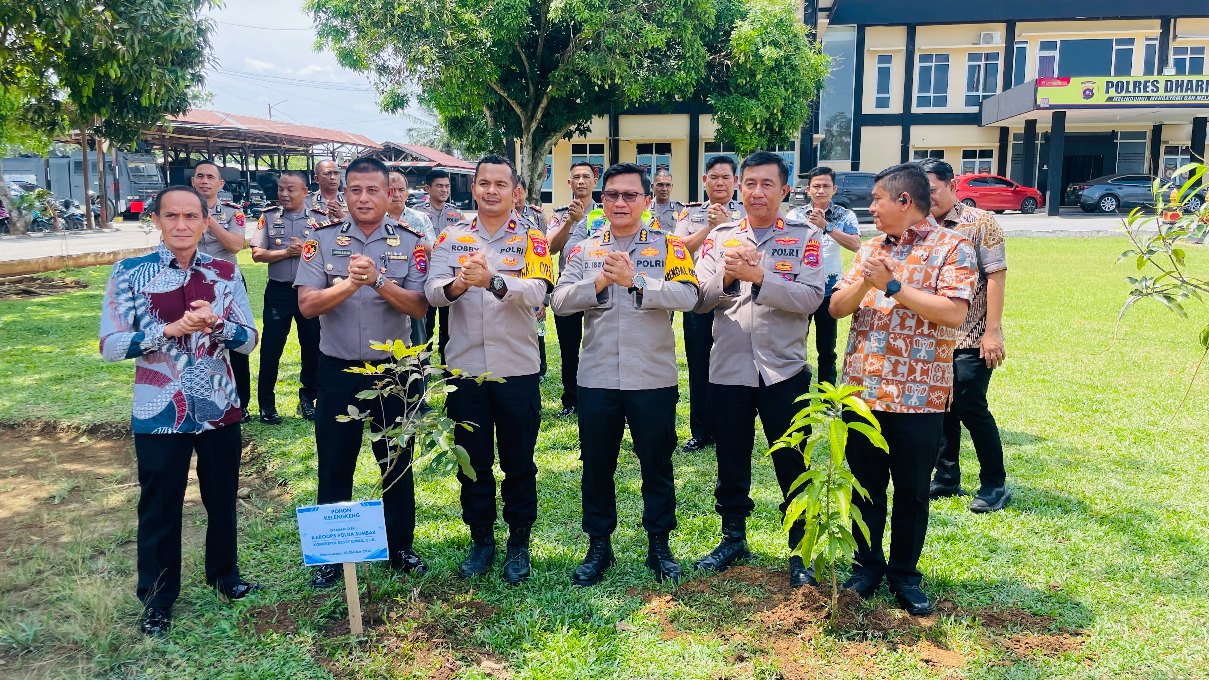 Dukung Pelestarian Lingkungan, Polres Dharmasraya Bersama Karo Ops Polda Sumbar Tanam Pohon Kelengkeng