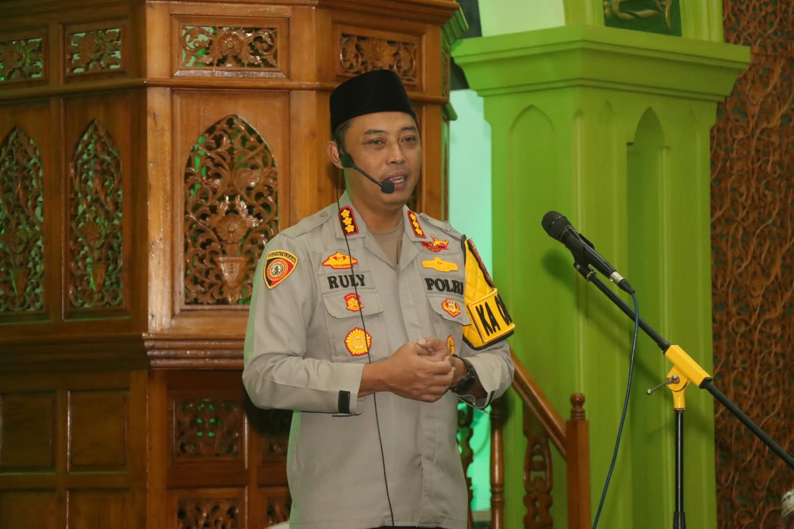 POLISI BERSAMA MASYARAKAT, KAPOLRESTA BUKITTINGGI SAMPAIKAN PESAN KAMTIBMAS MELALUI SHOLAT SUBUH KELILING