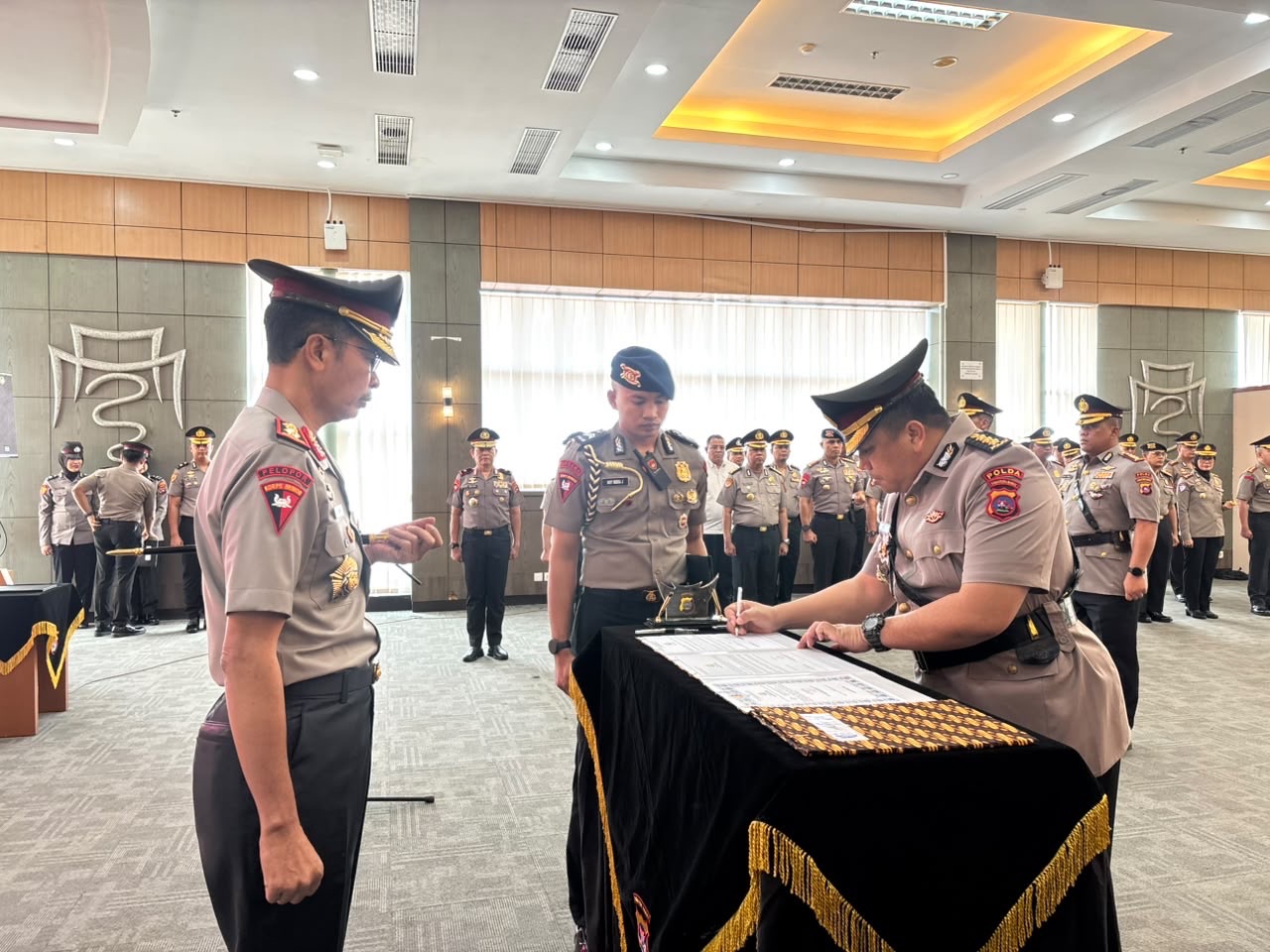 Kapolda Sumbar Pimpin Sertijab Dirlantas dan Pelantikan Kabidkum untuk Perkuat Organisasi