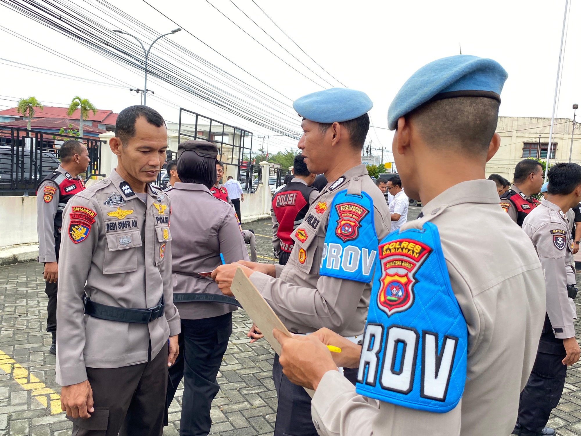 Wakapolres Pariaman Lakukan Pengawasan Internal, Periksa Kelengkapan dan HP Personel Usai Apel Pagi