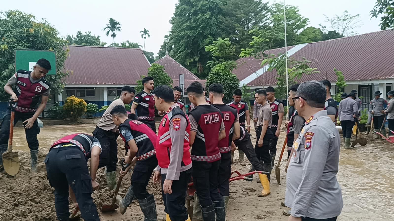 Ditsamapta&nbsp; Polda Sumbar Bersihkan SMPN 41 Padang Pascabanjir