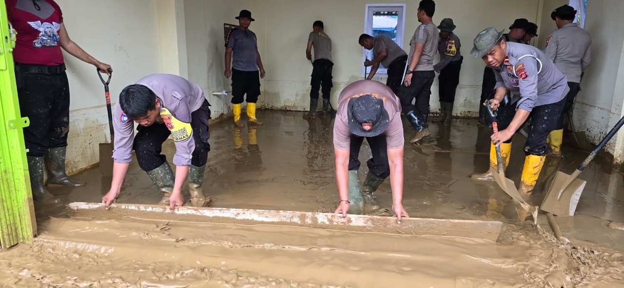 Polsek Koto Tangah Polresta Padang Turun Langsung Bantu Warga Bersihkan Lumpur Pascabanjir
