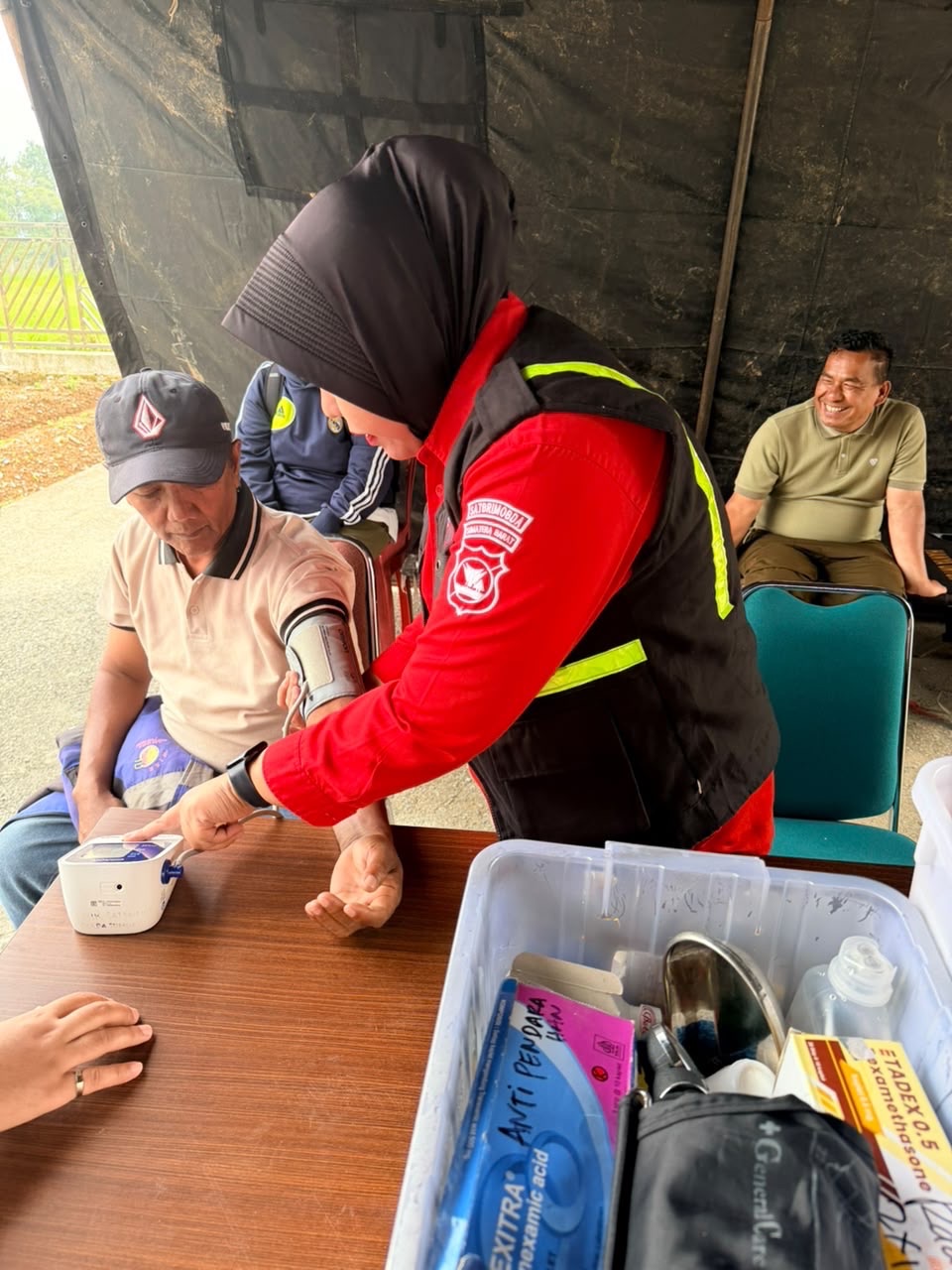 Di Tengah Pemulihan Pascagalodo, Satbrimob Polda Sumbar Layani Kesehatan Warga