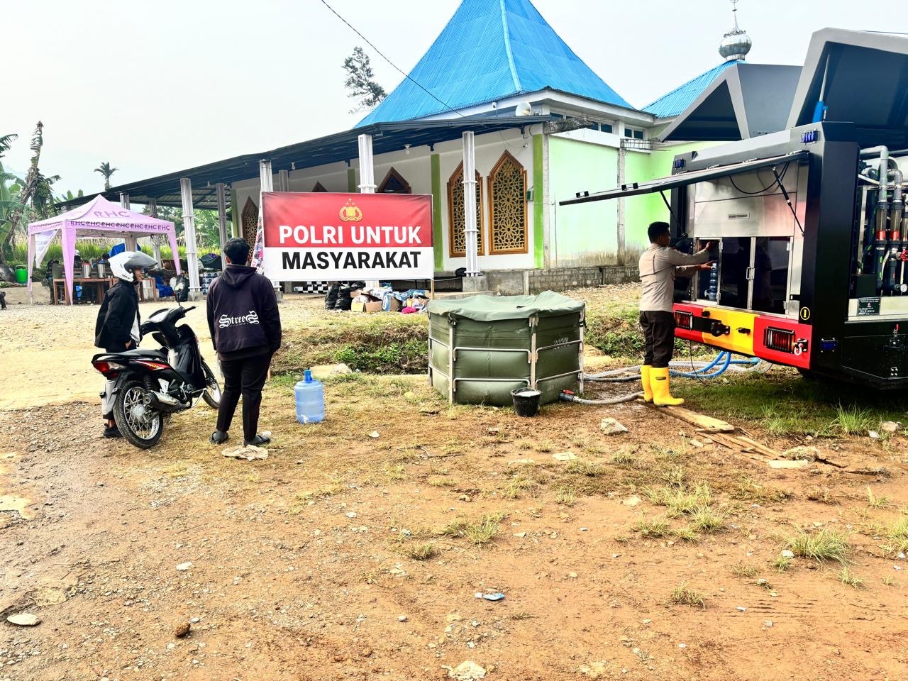 Satbrimob Polda Sumbar Distribusikan 460 Galon Air Bersih di Lokasi Terdampak Galodo